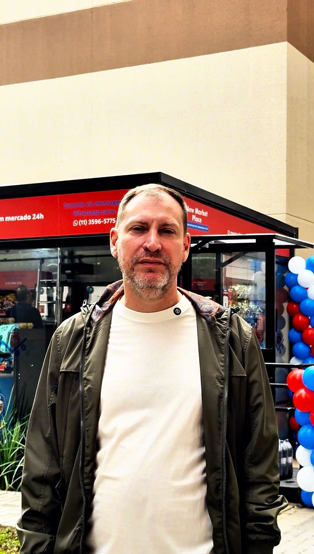 Fábio, licenciado da New Market Place, em frente à loja recém-inaugurada