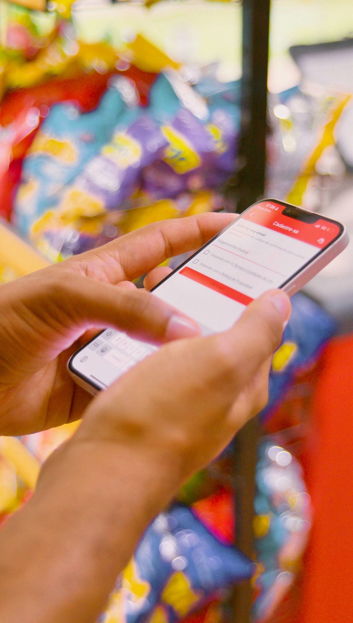 Cliente rola a lista de produtos da loja no aplicativo