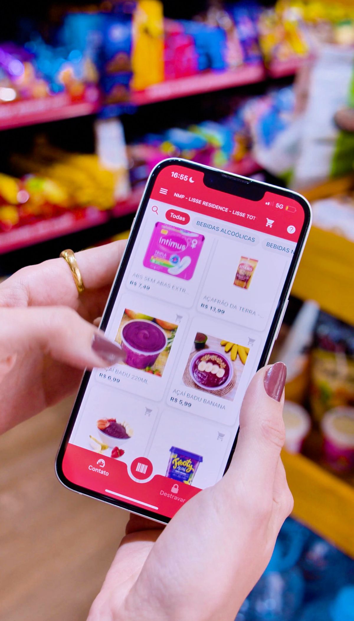 Mão segura o celular com a página do aplicativo New Market Place na App Store