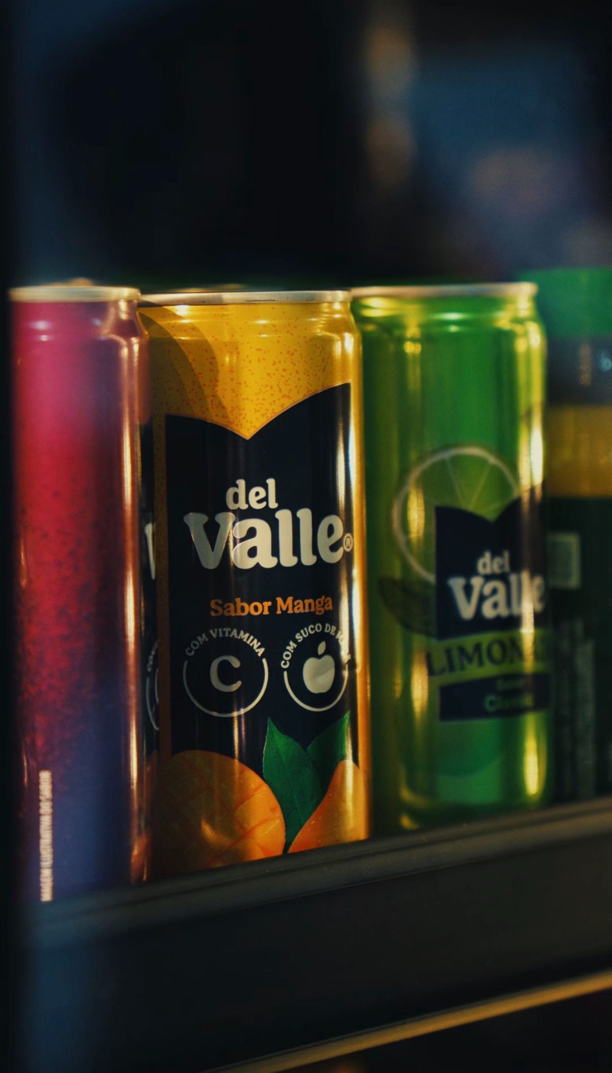 Latas de suco alinhadas na geladeira